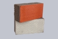 Block mit einer Schicht aus texturierten «Geflecht» (rot, grau )